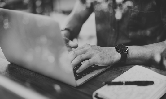 Mains sur le clavier d’un ordinateur portable